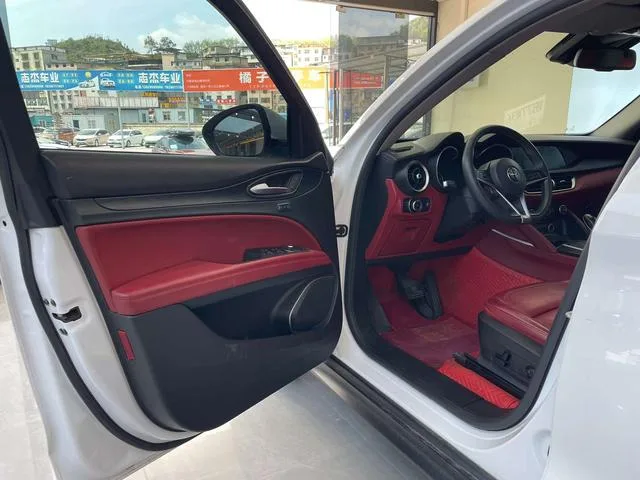 Alfa Romeo Stelvio 2017 2.0T 200HP Version d'élite extérieur photo 4 Alfa Romeo Stelvio 2017 2.0T 200HP Version d'élite extérieur photo 4