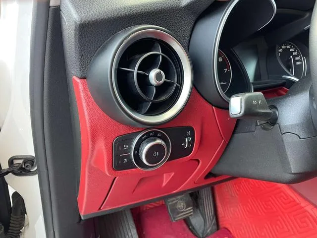 Alfa Romeo Stelvio 2017 2.0T 200HP Version d'élite extérieur photo 7 Alfa Romeo Stelvio 2017 2.0T 200HP Version d'élite extérieur photo 7