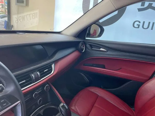 Alfa Romeo Stelvio 2017 2.0T 200HP Version d'élite intérieur photo 11 Alfa Romeo Stelvio 2017 2.0T 200HP Version d'élite intérieur photo 11