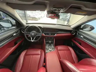 Alfa Romeo Stelvio 2017 2.0T 200HP Version d'élite intérieur photo 14 Alfa Romeo Stelvio 2017 2.0T 200HP Version d'élite intérieur photo 14