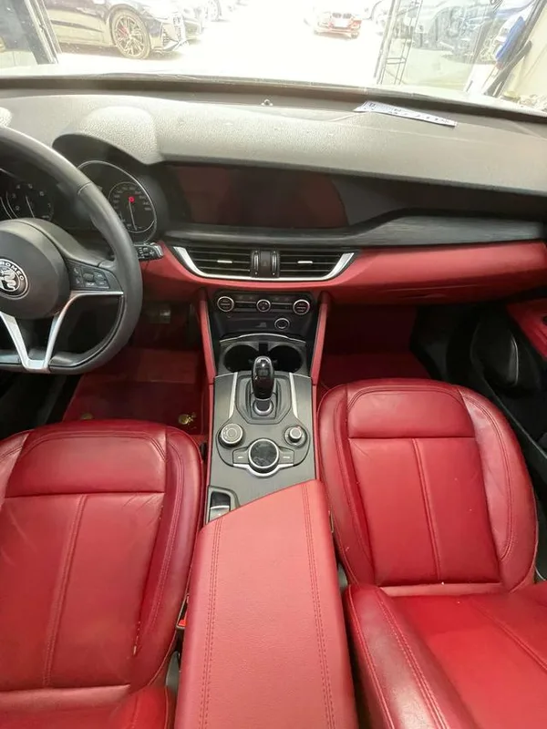 Alfa Romeo Stelvio 2017 2.0T 200HP Version d'élite intérieur photo 15 Alfa Romeo Stelvio 2017 2.0T 200HP Version d'élite intérieur photo 15