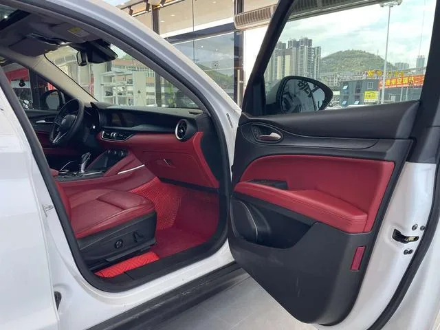 Alfa Romeo Stelvio 2017 2.0T 200HP Version d'élite intérieur photo 16 Alfa Romeo Stelvio 2017 2.0T 200HP Version d'élite intérieur photo 16