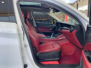 Alfa Romeo Stelvio 2017 2.0T 200HP Version d'élite intérieur photo 17 Alfa Romeo Stelvio 2017 2.0T 200HP Version d'élite intérieur photo 17