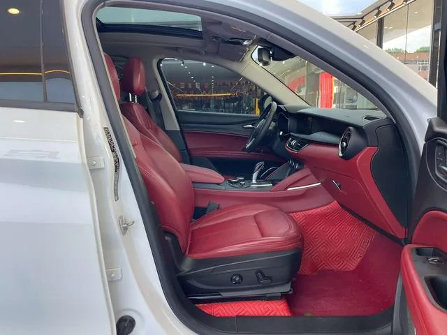 Alfa Romeo Stelvio 2017 2.0T 200HP Version d'élite intérieur photo 17 Alfa Romeo Stelvio 2017 2.0T 200HP Version d'élite intérieur photo 17
