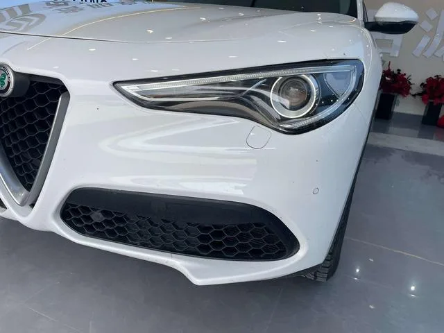 Alfa Romeo Stelvio 2017 2.0T 200HP Version d'élite intérieur photo 18 Alfa Romeo Stelvio 2017 2.0T 200HP Version d'élite intérieur photo 18