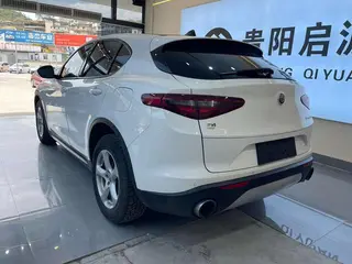 Alfa Romeo Stelvio 2017 2.0T 200HP Version d'élite intérieur photo 20 Alfa Romeo Stelvio 2017 2.0T 200HP Version d'élite intérieur photo 20