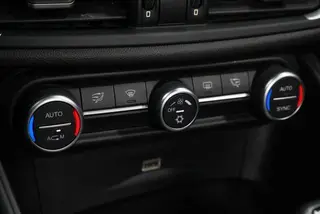 Alfa Romeo Giulia 2017 2.0T 200HP Version de luxe intérieur photo 12