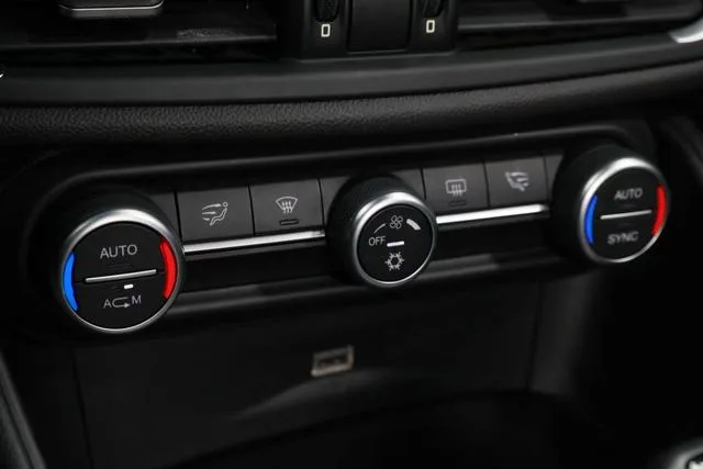 Alfa Romeo Giulia 2017 2.0T 200HP Version de luxe intérieur photo 12