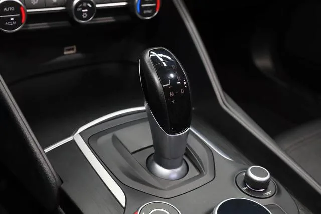 Alfa Romeo Giulia 2017 2.0T 200HP Version de luxe intérieur photo 13