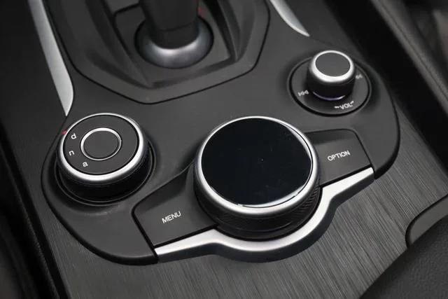 Alfa Romeo Giulia 2017 2.0T 200HP Version de luxe intérieur photo 14