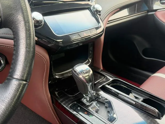 Toyota Crown 2017 2.0T Sports version interior photo 14 Toyota Crown 2017 2.0T Sports version interior photo 14