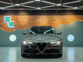 Alfa Romeo Giulia 2017 2.0T 280HP Luxury Edition exterior photo 2 Alfa Romeo Giulia 2017 2.0T 280HP Luxury Edition exterior photo 2