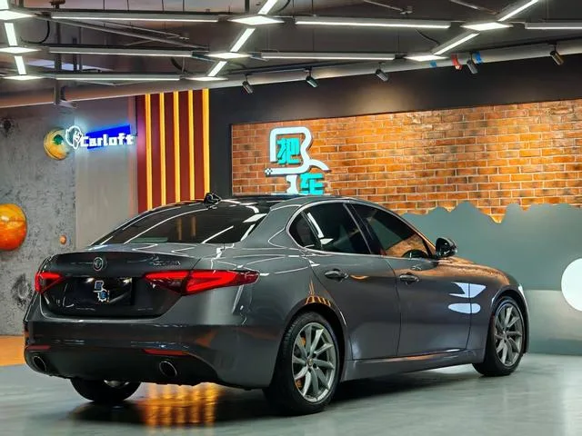 Alfa Romeo Giulia 2017 2.0T 280HP Luxury Edition interior photo 11 Alfa Romeo Giulia 2017 2.0T 280HP Luxury Edition interior photo 11