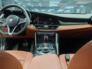 Alfa Romeo Giulia 2017 2.0T 280HP Luxury Edition interior photo 14 Alfa Romeo Giulia 2017 2.0T 280HP Luxury Edition interior photo 14