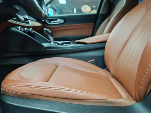 Alfa Romeo Giulia 2017 2.0T 280HP Luxury Edition interior photo 17 Alfa Romeo Giulia 2017 2.0T 280HP Luxury Edition interior photo 17