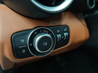 Alfa Romeo Giulia 2017 2.0T 280HP Luxury Edition interior photo 18 Alfa Romeo Giulia 2017 2.0T 280HP Luxury Edition interior photo 18