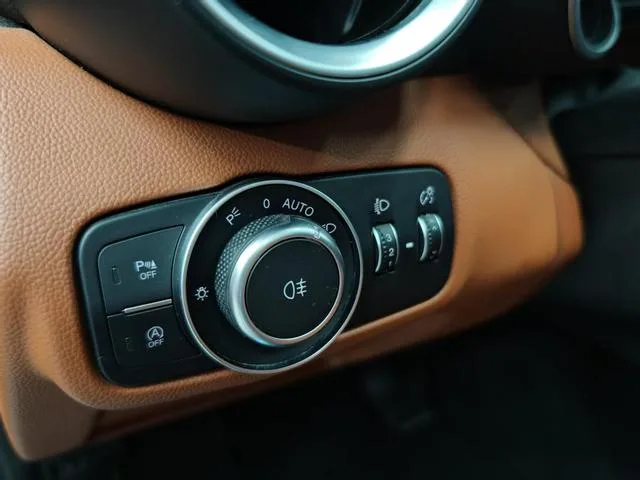 Alfa Romeo Giulia 2017 2.0T 280HP Luxury Edition interior photo 18 Alfa Romeo Giulia 2017 2.0T 280HP Luxury Edition interior photo 18