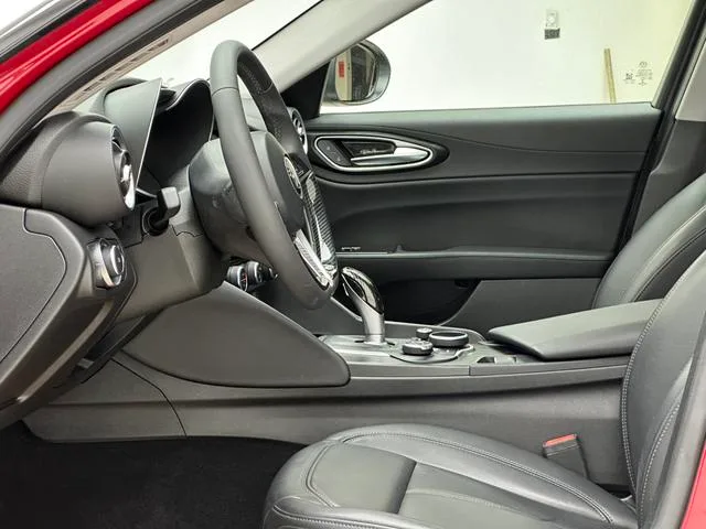 Alfa Romeo Giulia 2017 2.0T 200HP Luxury Edition exterior photo 3 Alfa Romeo Giulia 2017 2.0T 200HP Luxury Edition exterior photo 3