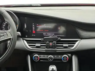 Alfa Romeo Giulia 2017 2.0T 200HP Luxury Edition interior photo 7 Alfa Romeo Giulia 2017 2.0T 200HP Luxury Edition interior photo 7