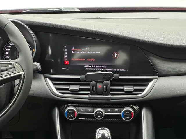 Alfa Romeo Giulia 2017 2.0T 200HP Luxury Edition interior photo 7 Alfa Romeo Giulia 2017 2.0T 200HP Luxury Edition interior photo 7