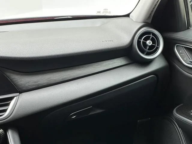Alfa Romeo Giulia 2017 2.0T 200HP Luxury Edition interior photo 8 Alfa Romeo Giulia 2017 2.0T 200HP Luxury Edition interior photo 8