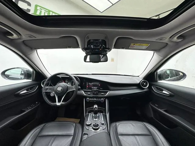 Alfa Romeo Giulia 2017 2.0T 200HP Luxury Edition interior photo 9 Alfa Romeo Giulia 2017 2.0T 200HP Luxury Edition interior photo 9