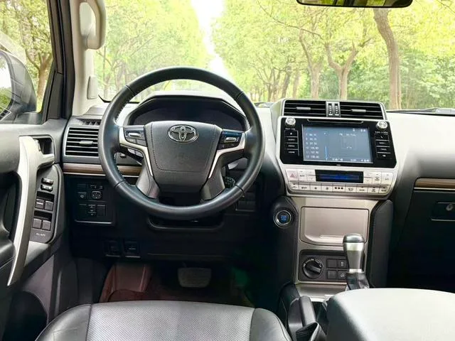 Toyota Prado 2018 3.5L Automático TX-L interior foto 18