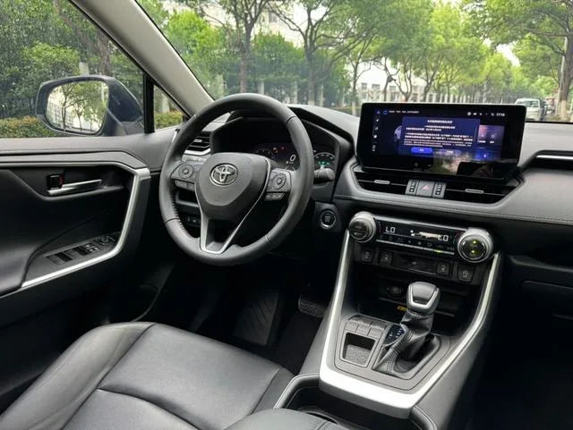 Toyota RAV4 2023 2.0L CVT Two-drive fashion PLUS version interior photo 13 Toyota RAV4 2023 2.0L CVT Two-drive fashion PLUS version interior photo 13