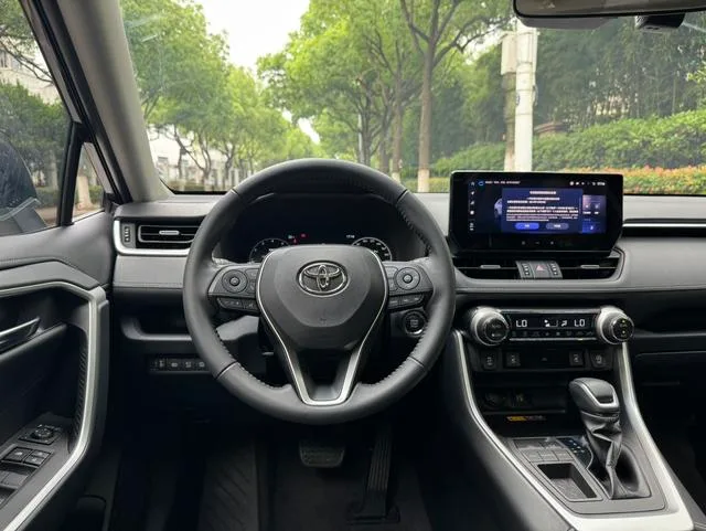 Toyota RAV4 2023 2.0L CVT Two-drive fashion PLUS version interior photo 14 Toyota RAV4 2023 2.0L CVT Two-drive fashion PLUS version interior photo 14