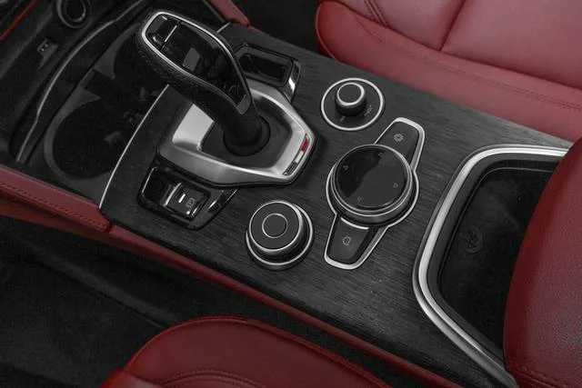 Alfa Romeo Stelvio 2021 2.0T 280HP Deluxe Sport Edition exterior photo 9