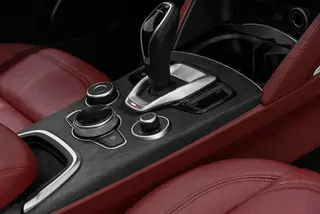 Alfa Romeo Stelvio 2021 2.0T 280HP Deluxe Sport Edition interior photo 11