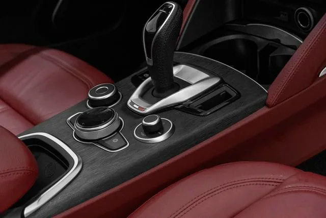 Alfa Romeo Stelvio 2021 2.0T 280HP Deluxe Sport Edition interior photo 11
