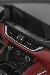 Alfa Romeo Stelvio 2021 2.0T 280HP Deluxe Sport Edition interior photo 12