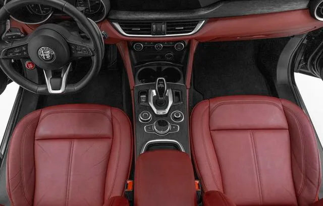 Alfa Romeo Stelvio 2021 2.0T 280HP Deluxe Sport Edition interior photo 13