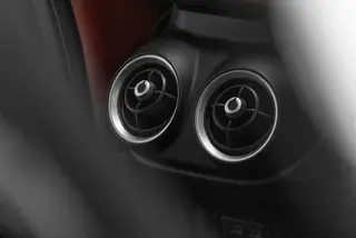 Alfa Romeo Stelvio 2021 2.0T 280HP Deluxe Sport Edition interior photo 14
