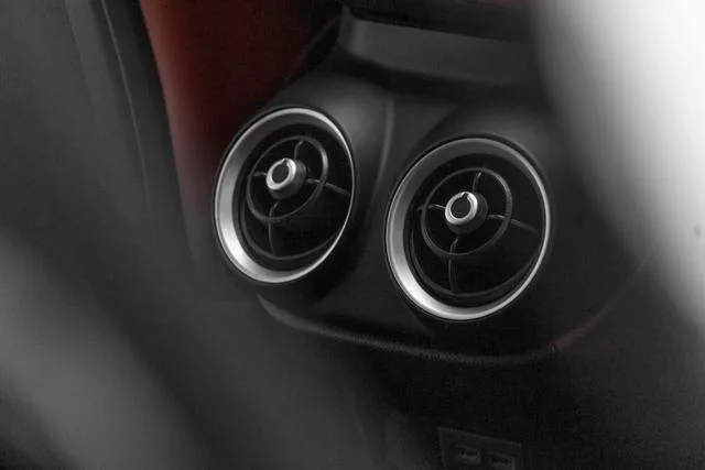 Alfa Romeo Stelvio 2021 2.0T 280HP Deluxe Sport Edition interior photo 14