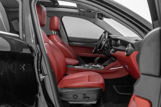Alfa Romeo Stelvio 2021 2.0T 280HP Deluxe Sport Edition interior photo 17