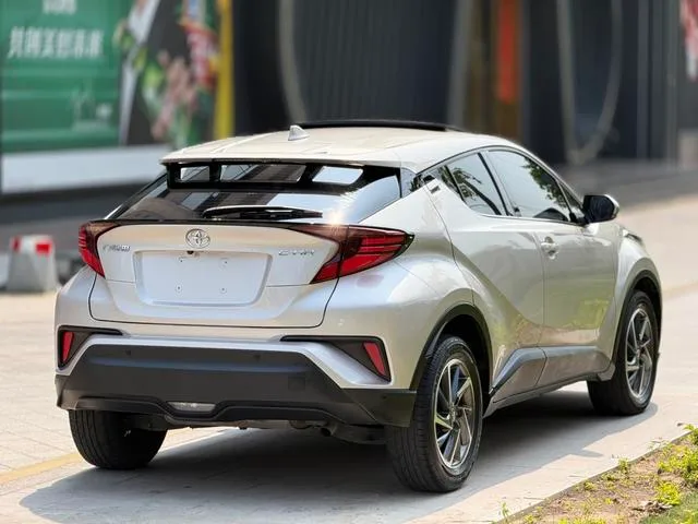 Toyota C-HR 2021 2.0L Version de luxe extérieur photo 4 Toyota C-HR 2021 2.0L Version de luxe extérieur photo 4