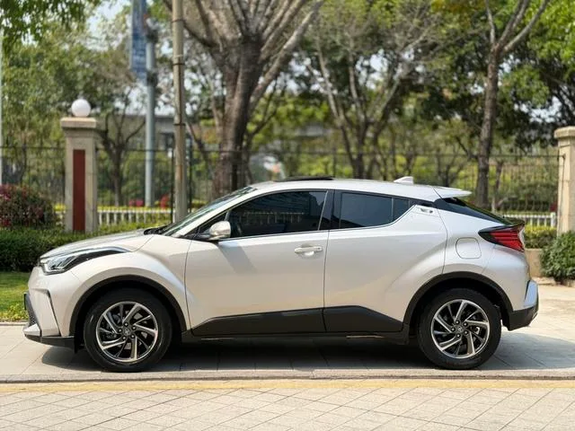 Toyota C-HR 2021 2.0L Version de luxe extérieur photo 7 Toyota C-HR 2021 2.0L Version de luxe extérieur photo 7