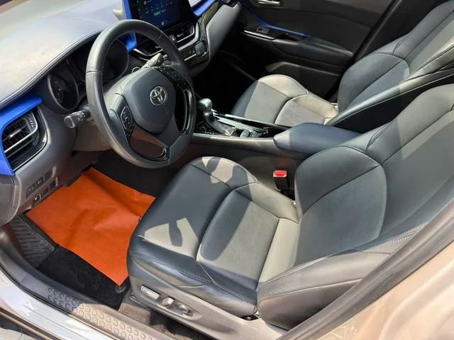 Toyota C-HR 2021 2.0L Version de luxe intérieur photo 11 Toyota C-HR 2021 2.0L Version de luxe intérieur photo 11