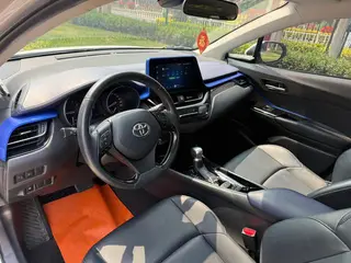 Toyota C-HR 2021 2.0L Version de luxe intérieur photo 12 Toyota C-HR 2021 2.0L Version de luxe intérieur photo 12