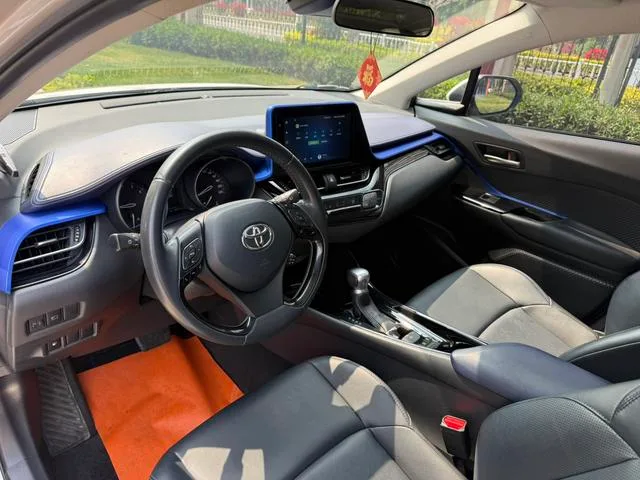 Toyota C-HR 2021 2.0L Version de luxe intérieur photo 12 Toyota C-HR 2021 2.0L Version de luxe intérieur photo 12