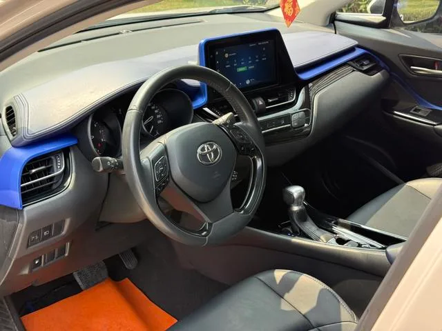 Toyota C-HR 2021 2.0L Version de luxe intérieur photo 13 Toyota C-HR 2021 2.0L Version de luxe intérieur photo 13