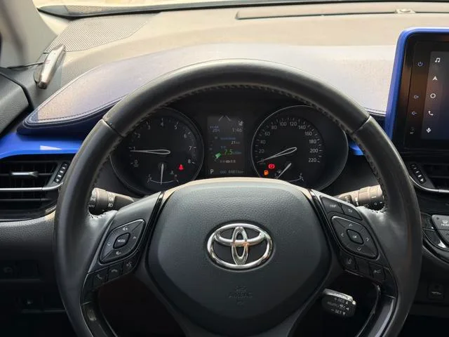 Toyota C-HR 2021 2.0L Version de luxe intérieur photo 18 Toyota C-HR 2021 2.0L Version de luxe intérieur photo 18