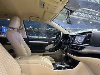 Toyota Highlander 2021 2.0T Édition Élite à quatre roues motrices 7 Siège intérieur photo 13 Toyota Highlander 2021 2.0T Édition Élite à quatre roues motrices 7 Siège intérieur photo 13