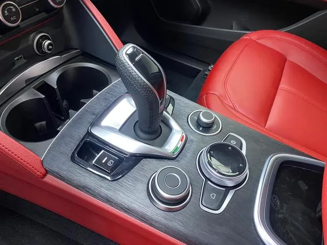 Alfa Romeo Stelvio 2021 2.0T 280HP Luxury Edition interior photo 10 Alfa Romeo Stelvio 2021 2.0T 280HP Luxury Edition interior photo 10