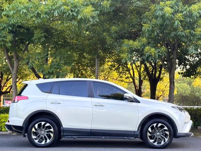 Toyota RAV4 2018 2.5L Élite automatique à quatre roues motrices i Version extérieur photo 4 Toyota RAV4 2018 2.5L Élite automatique à quatre roues motrices i Version extérieur photo 4