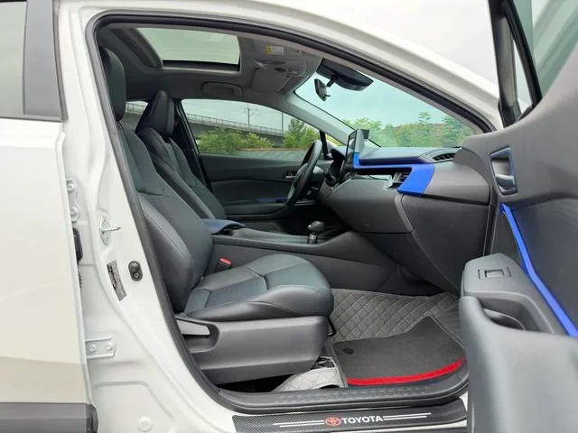 Toyota C-HR 2022 2.0L Leading Edition interior photo 14 Toyota C-HR 2022 2.0L Leading Edition interior photo 14
