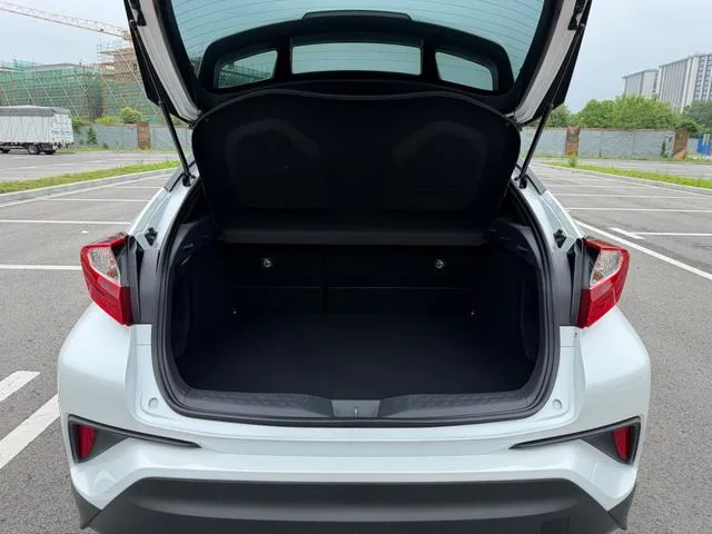 Toyota C-HR 2022 2.0L Leading Edition interior photo 20 Toyota C-HR 2022 2.0L Leading Edition interior photo 20