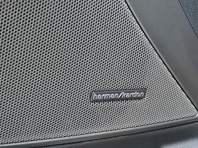 BMW 3 Series 2025 330i M Sports Night Suit interior photo 12 BMW 3 Series 2025 330i M Sports Night Suit interior photo 12